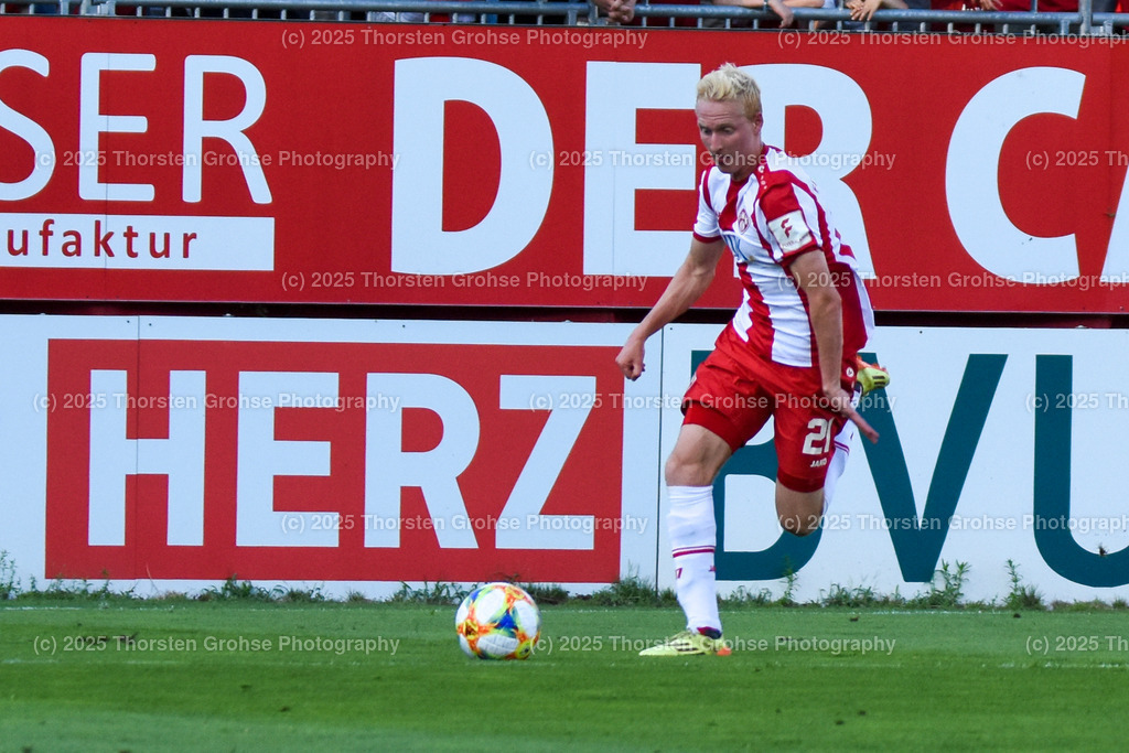 Fussball, 3. Liga, Wuerzburg Kickers vs. SG Sonnenhof Grossaspach, 30.07.2019 | Fussball, 3. Liga, Wuerzburg Kickers vs. SG Sonnenhof Grossaspach, 30.07.2019; in der Flyeralarm ARENA in Wuerzburg, (Deutschland)

Bild:  Luke Hemmerich 21 (Wuerzburger Kickers)

DFL REGULATIONS PROHIBIT ANY USE OF PHOTOGRAPHS as IMAGE SEQUENCES and/or QUASI-VIDEO. - Realisiert mit Pictrs.com