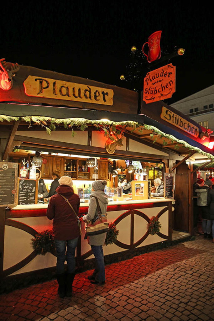 Leipziger Weihnachtsmarkt | Das Team hinter BILDLEXIKON LEIPZIG bündelt historische wie aktuelle Informationen über die Stadt Leipzig in Text und Bild auf einer Plattform und stellt diese der interessierten Öffentlichkeit zur Verfügung.