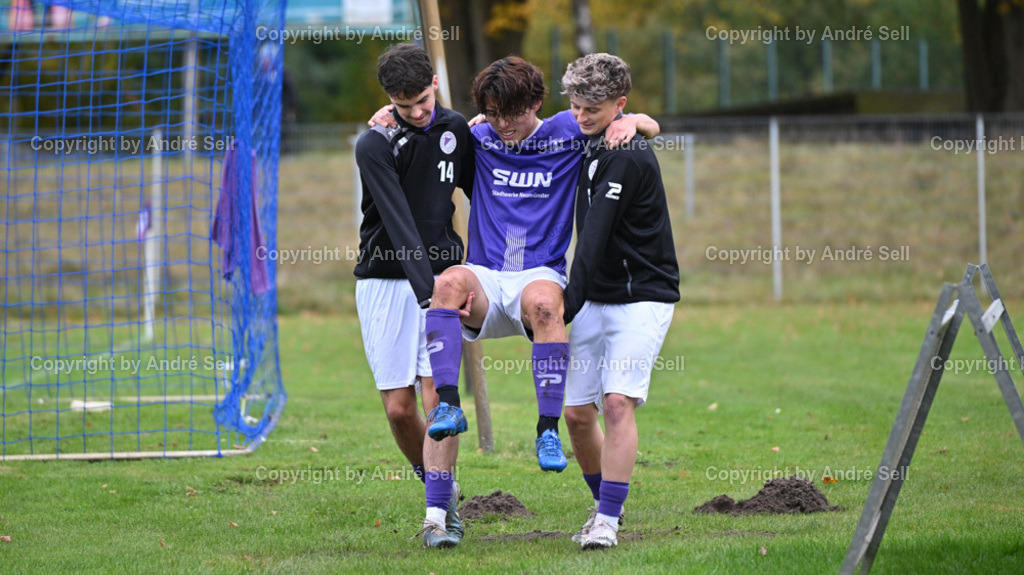 VfR Neumünster vs PSV Neumünster | Devin Ceyhan (VfR #14) &amp; Sterling Watring (VfR #6) tragen den verletzten Riku Deguchi (VfR #22) - Fußball-Oberliga Männer 2024/2025 / VfR Neumünster vs PSV Neumünster / VfR-Stadion / Neumünster / 20.10.24 - Realisiert mit Pictrs.com