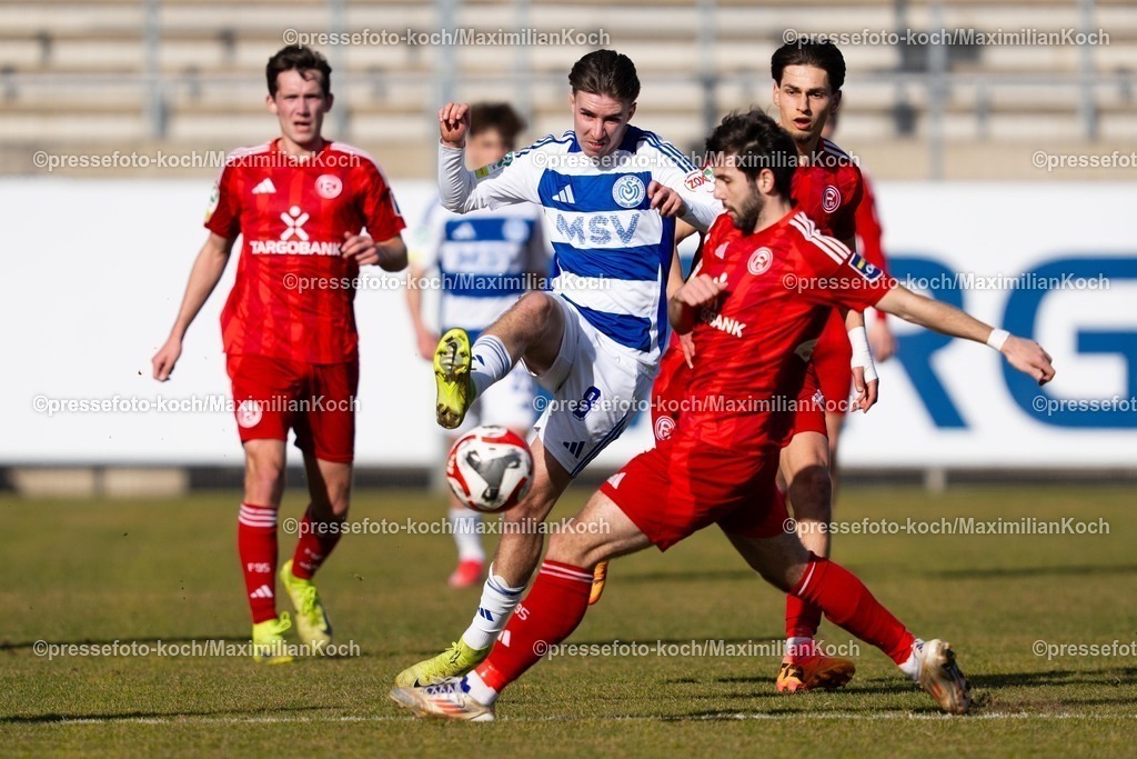 xYDR23022502028 | 23.02.2025, xydrx, Fußball, Fortuna Düsseldorf II (U23) - MSV Duisburg, Regionalliga West, Paul-Janes-Stadion: Jonas Michelbrink (MSV #8) im Zweikampf gegen Deniz Bindemann (Düsseldorf II #26)