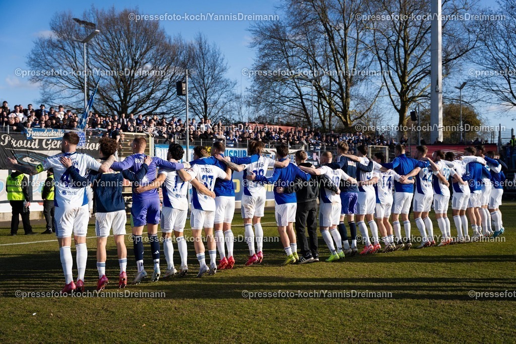 xYDR23022502075 | 23.02.2025, xydrx, Fußball, Fortuna Düsseldorf II (U23) - MSV Duisburg, Regionalliga West, Paul-Janes-Stadion: /MSV Duisburg feiert mit Fans