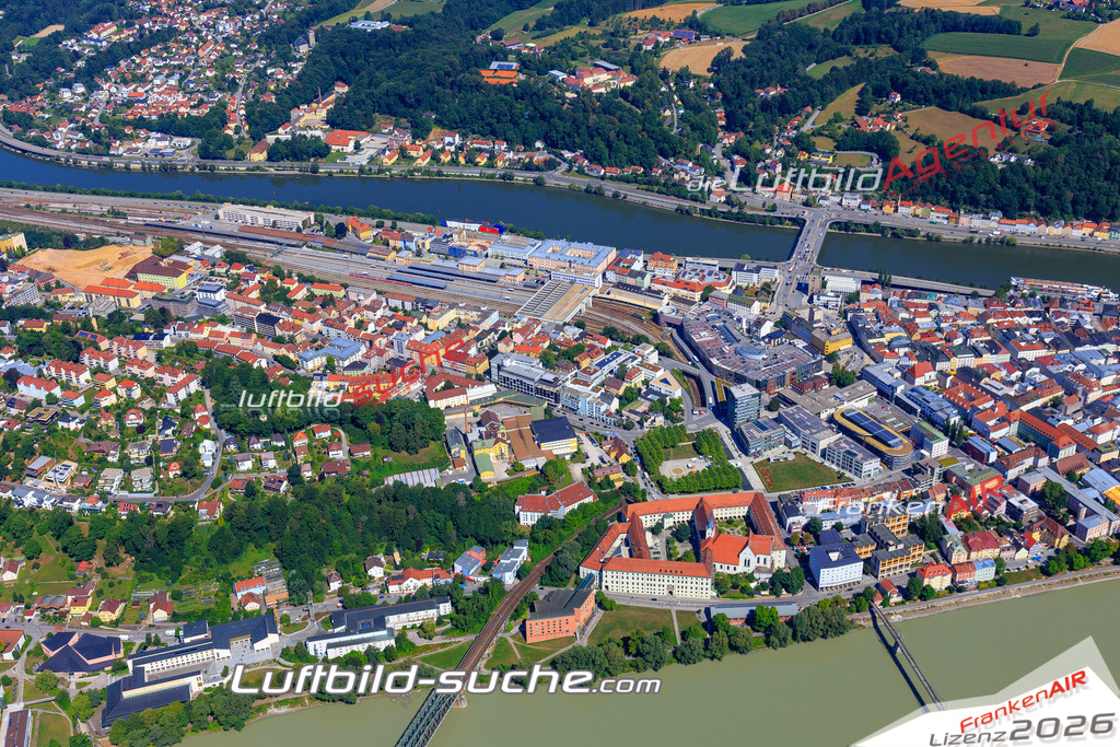 Die Luftaufnahme Innstrasse - Passau wurde 2017 mittels Flugzeug (keine Drohne) erstellt. Perfekte Schärfe und Druck- Auflösung- Garantiert!