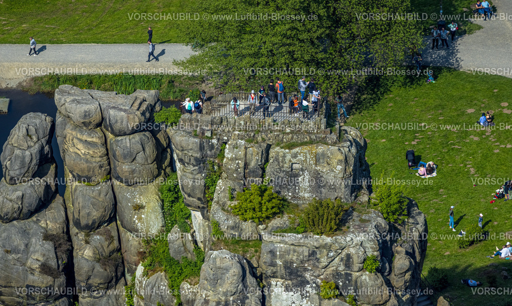 Horn-BadMeinberg240505916Externsteine | Luftbild, Externsteine, historische Sehenswürdigkeit im NSG Naturschutzgebiet, markante Felsformation mit Besucher Plattform, Oberer See mit Fluss Wiembecke und  Liegewiese mit Besuchern, Teutoburger Wald, Holzhausen-Externsteine, Horn-Bad Meinberg, Ostwestfalen, Nordrhein-Westfalen, Deutschland