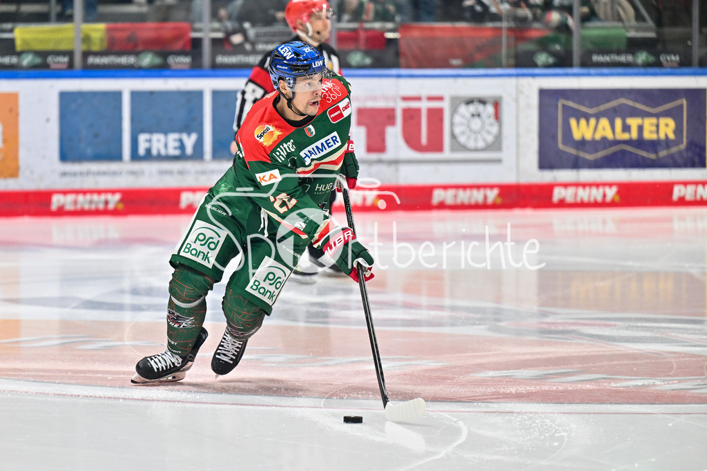 Augsburger Panther - EHC RB München | AUGSBURG, DEUTSCHLAND - 27. FEBRUAR: am Puck Madison BOWEY (Augsburger Panther 22) / Einzelfoto / Freisteller während dem Match zwischen den Augsburger Panthern und dem EHC RB München am 46. Spieltag der Penny DEL im Curt Frenzel Stadion