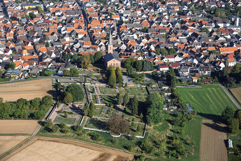 Luftbild: Friedhof Schaafheim mit Gottesackerkapelle Schaafheim in Schaafheim im Bundesland Hessen in Deutschland. – Foto: IMG_158965.jpg vom 22.09.2026 durch Werner Riehm/FLY-FOTO.de – Auflösung des Originals: 6000 x 4000 px – Gemeinde Schaafheim