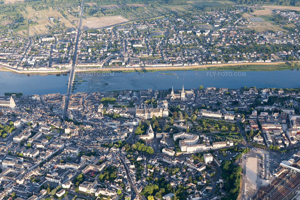 Aerial view: View of the town in Blois in the state Loir et Cher, France. – Photo: IMG_101031.jpg taken on 06/23/2017 by Werner Riehm/FLY-FOTO.com – Resolution of the original: 5472 x 3648 px