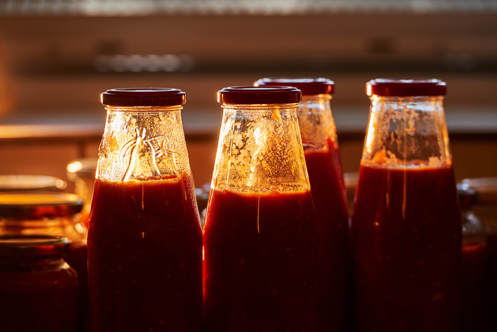 eingekochtes Tomatensugo in Flaschen | Austria - August 16, 2018: eingekochtes Tomatensugo in Glasflaschen. - Realisiert mit Pictrs.com