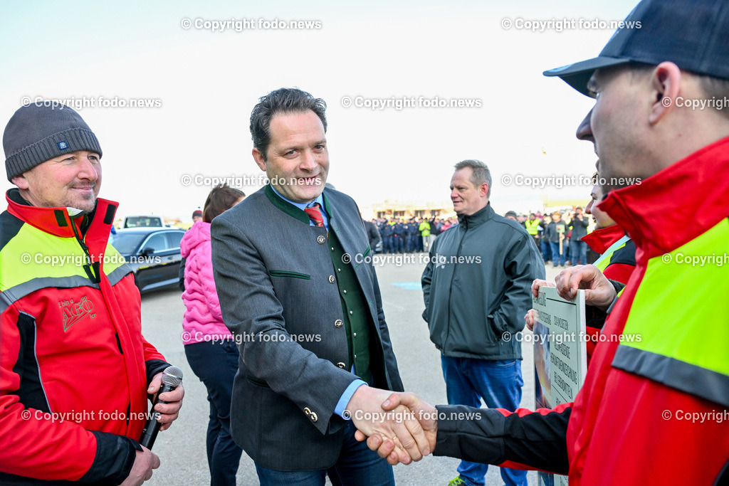 Bauernprotest_ Poendorf_ Lasco_ 08.03.2024-53 | 08.03.2024, Poendorf, AUT, Bauernprotest, im Bild Bauernprotest, Bauern, Landwirte, Traktoren, Fa. Lasco, Demo, Kundgebung

BM Norbert Totschnig(VP, Land- und Forstwirtschaft, Regionen und Wasserwirtschaft)