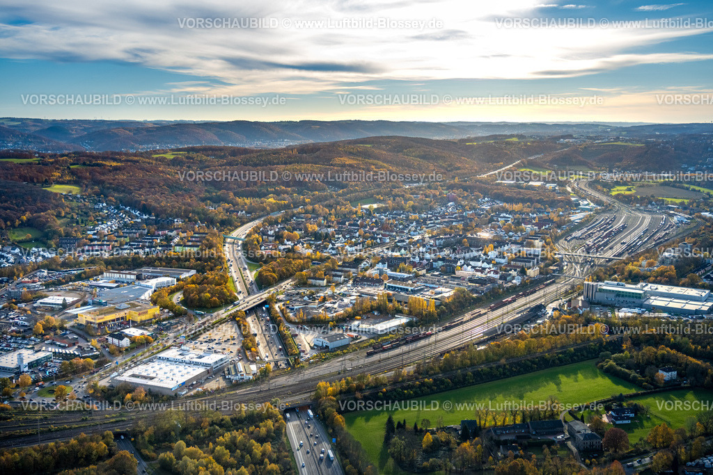 Hagen251102929 | Luftbild, Ortsansicht Ortsteil Vorhalle, Autobahn A1 und Bahnlinie mit Rangierbahnhof Vorhalle, Waldgebiet und Hügellandschaft Richtung Sauerland in Herbstfarben, blauer Himmel mit Wolken, Vorhalle, Hagen, Ruhrgebiet, Nordrhein-Westfalen, Deutschland
