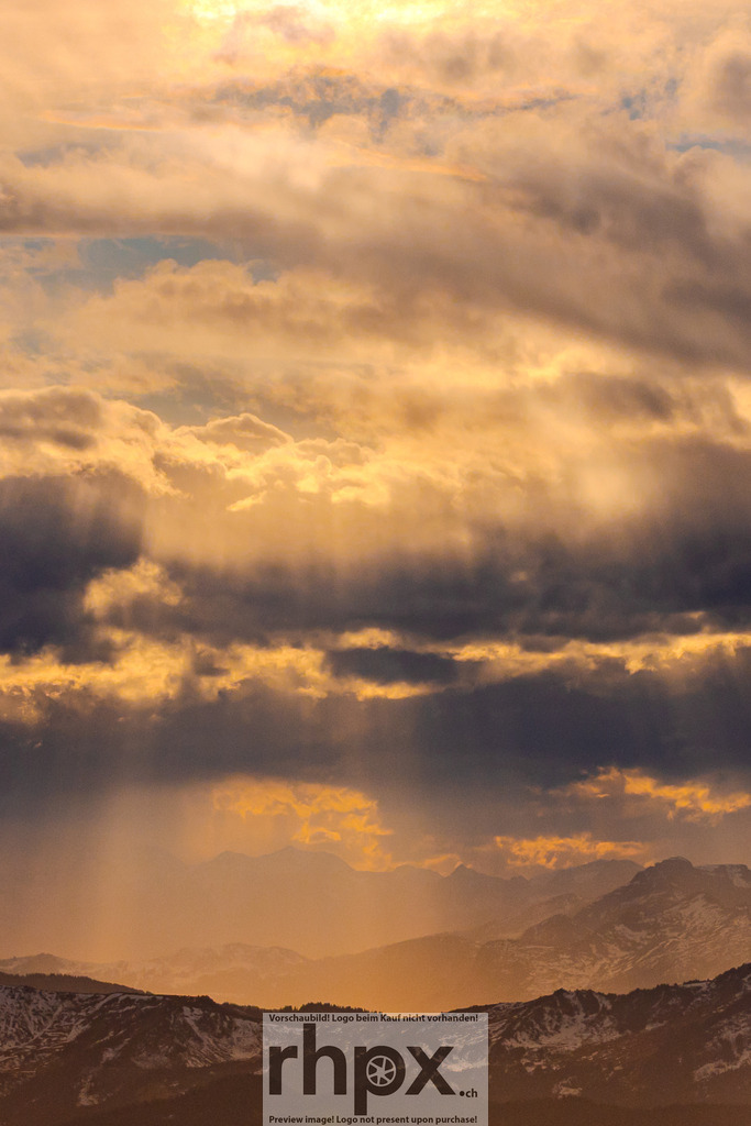 Lichtstrahlen über den Gipfeln | Licht. Wolken. Dramatik.
Spektakuläre Sonnenstrahlen durchbrechen die dichte Wolkendecke.
Wähle unter "Produktauswahl" dein Wunschformat: Vom klassischen Wandbild über Puzzle &amp; Tassen bis zum digitalen Download (z.B. als Handy-Hintergrund).
 - Realisiert mit Pictrs.com