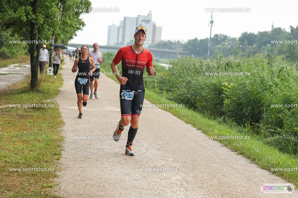 LUR_1555 | 34. M-net Erlanger Triathlon 2025 #erlangertriathlon  #mnettriathlon2025 #mnettriathlon #team #olympischedistanz #mitteldistanz #triathlon #maindonaukanal  #erlangertriathlon2025 #yourpictrs #tv1848 #tv1848erlangen  #triathlonbayern #sportinerlangen #demsportverbunden #sportshot_your_pictrs Copyright: www.sportshot.de