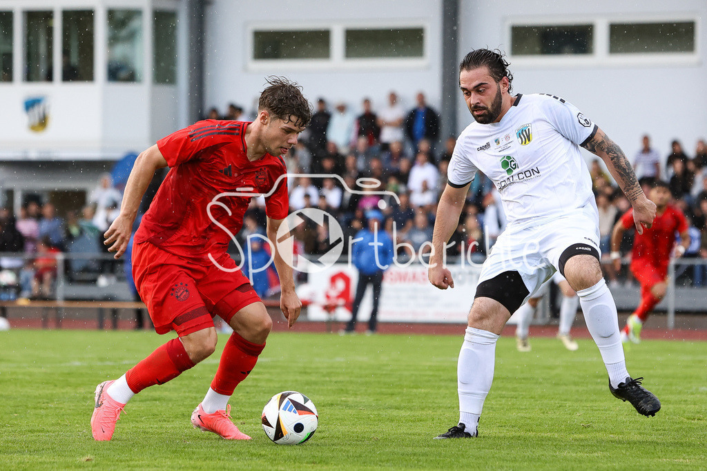 SSV Dillingen - FC Bayern Amateure | im Duell Maximilian WAGNER (FCB #9) und Berat KASUMI (SSV #6)