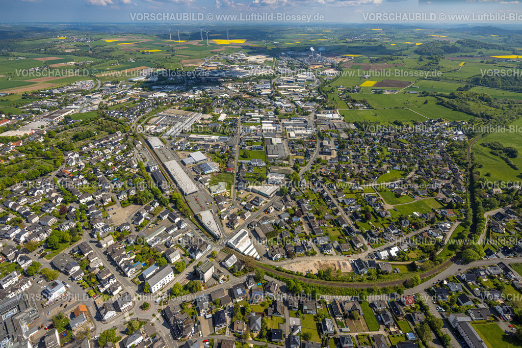 Brilon240503428 | Luftbild, Ortsansicht mit Gewerbegebiet südlich und nördlich der Bundesstraße B7, Bahnlinie, Keffelker Straße bis Egger Holzwerkstoffe Brilon GmbH, Brilon, Sauerland, Nordrhein-Westfalen, Deutschland
