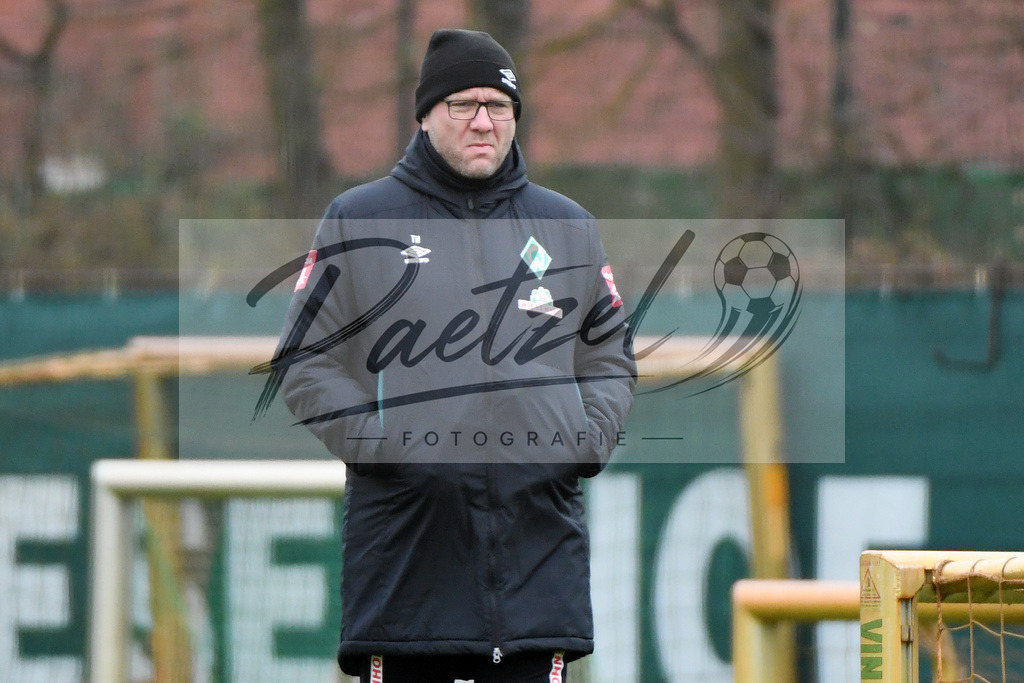 20200227_TRASVW_0028 | Fussball, Herren: Co-Trainer Thomas Horsch (SV Werder Bremen) schaut waehrend der Trainingseinheit des SV Werder Bremen auf dem Trainingsplatz am wohninvest Weserstadion am 27.02.2020 in Bremen, Deutschland. - Realisiert mit Pictrs.com