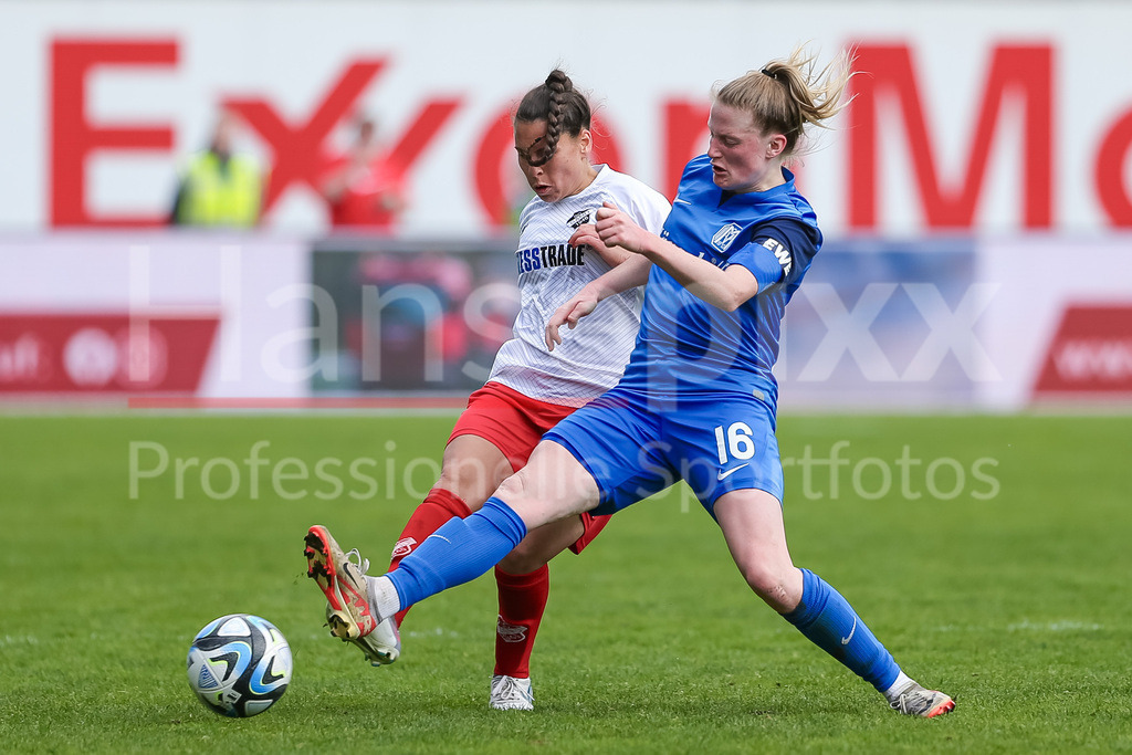 Fussball, 2. Frauen-Bundesliga, SV Meppen - SC Sand | v.li.: Noemi Gentile (SC Sand, 23) und Sarah Schulte (SV Meppen, 16) im Zweikampf, Duell, Dynamik, Aktion, Action, Spielszene, DIE DFB-RICHTLINIEN UNTERSAGEN JEGLICHE NUTZUNG VON FOTOS ALS SEQUENZBILDER UND/ODER VIDEOÄHNLICHE FOTOSTRECKEN. DFB REGULATIONS PROHIBIT ANY USE OF PHOTOGRAPHS AS IMAGE SEQUENCES AND/OR QUASI-VIDEO.