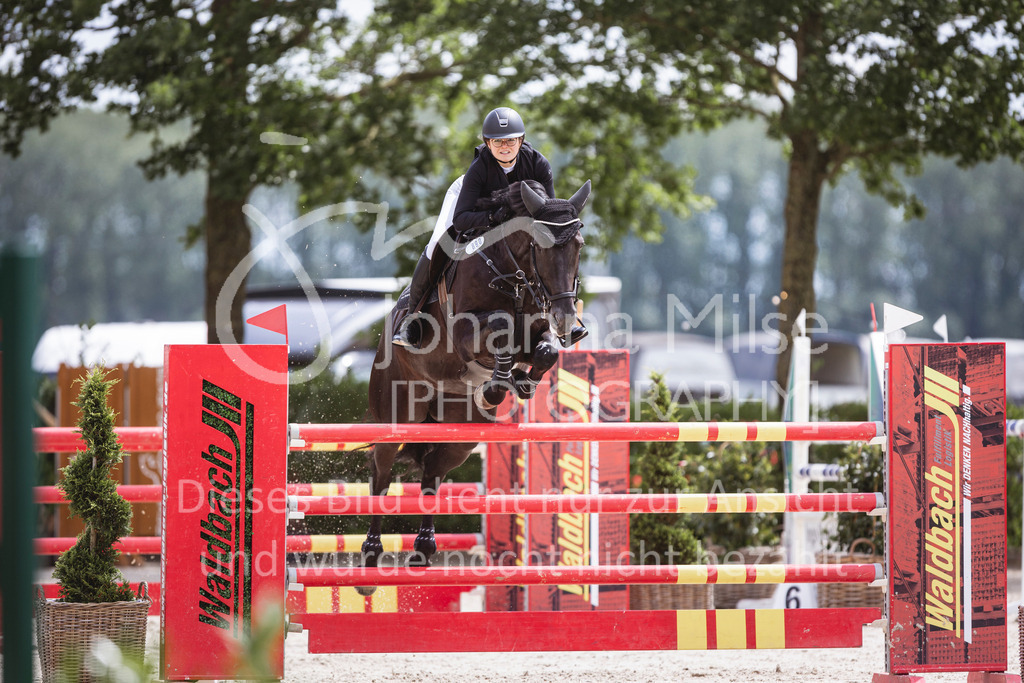 240616_Lemwerder_M2-Springen-522 | Deine schönsten Turniermomente als professionelle Fotos! Entdecke hochwertige Pferdesport-Fotografie im Online-Shop. Jetzt Fotos finden & bestellen!