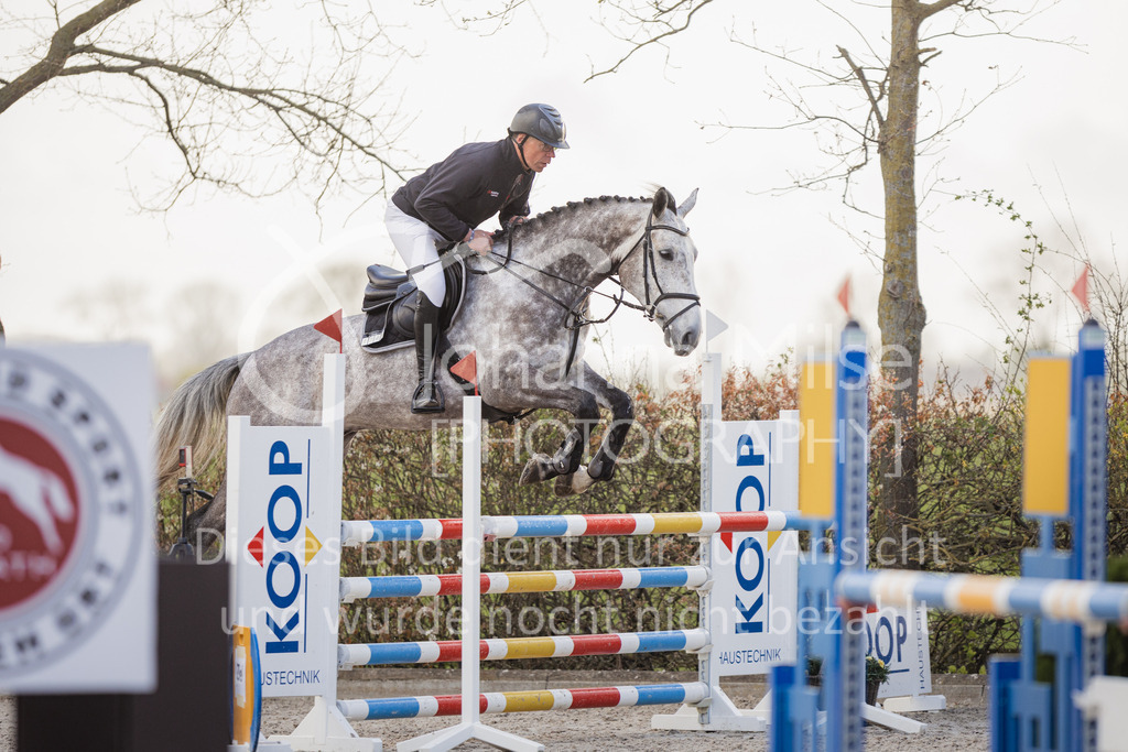230426_HofSosath_SprPf-L-g-712 | Deine schönsten Turniermomente als professionelle Fotos! Entdecke hochwertige Pferdesport-Fotografie im Online-Shop. Jetzt Fotos finden & bestellen!