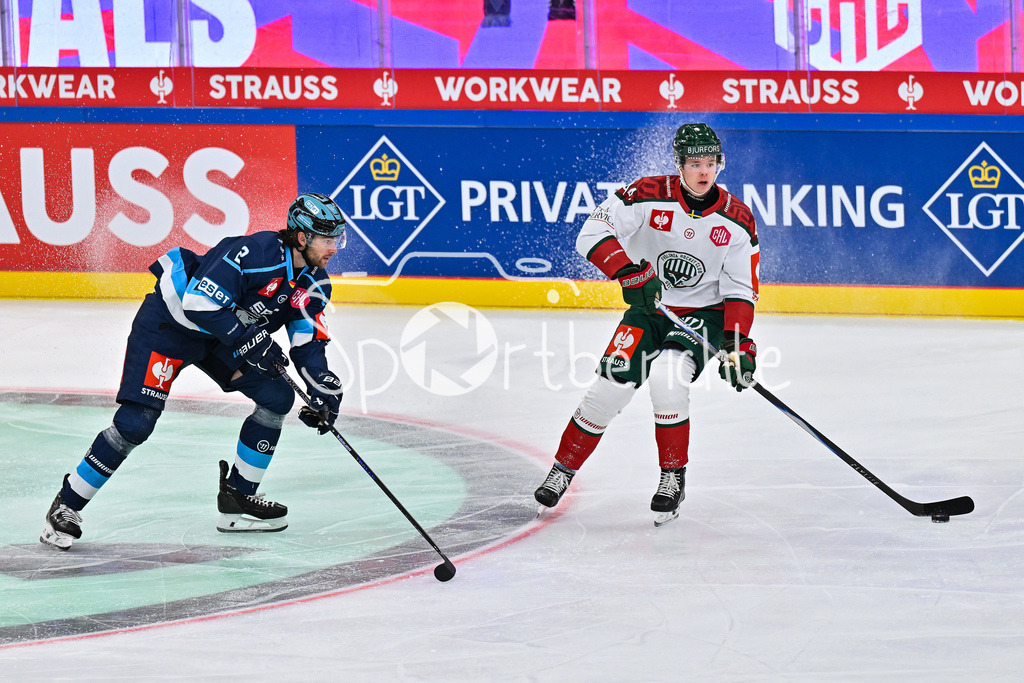 ERC Ingolstadt - Frölunda HC | INGOLSTADT, GERMANY - 02. DECEMBER: im Duell Sam RUOPP (ERC Ingolstadt 2) und Noah DOWER NILSSON (Frölunda Gothenburg 44) beim Viertefinal Match zwischen dem ERC Ingolstadt und Frölunda HC beim Hinspiel der Champions Hockey League in der Saturn Arena
