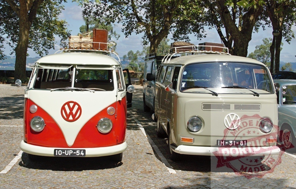 Two Volkswagen Kombi vans parked with luggage ready for a road trip | Two classic Volkswagen Kombi vans, parked side by side, with luggage on roof racks, evoke a sense of adventure and wanderlust - Realisiert mit Pictrs.com