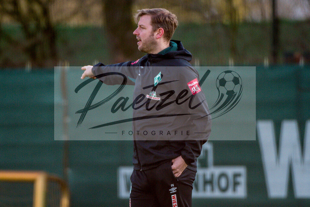 20200218_TRASVW_0025 | Fussball, Herren: Trainer Florian Kohfeldt (SV Werder Bremen) gestikuliert waehrend der Trainingseinheit des SV Werder Bremen auf dem wohninvest Weserstadion Trainingsplatz am 18.02.2020 in Bremen, Deutschland. - Realisiert mit Pictrs.com