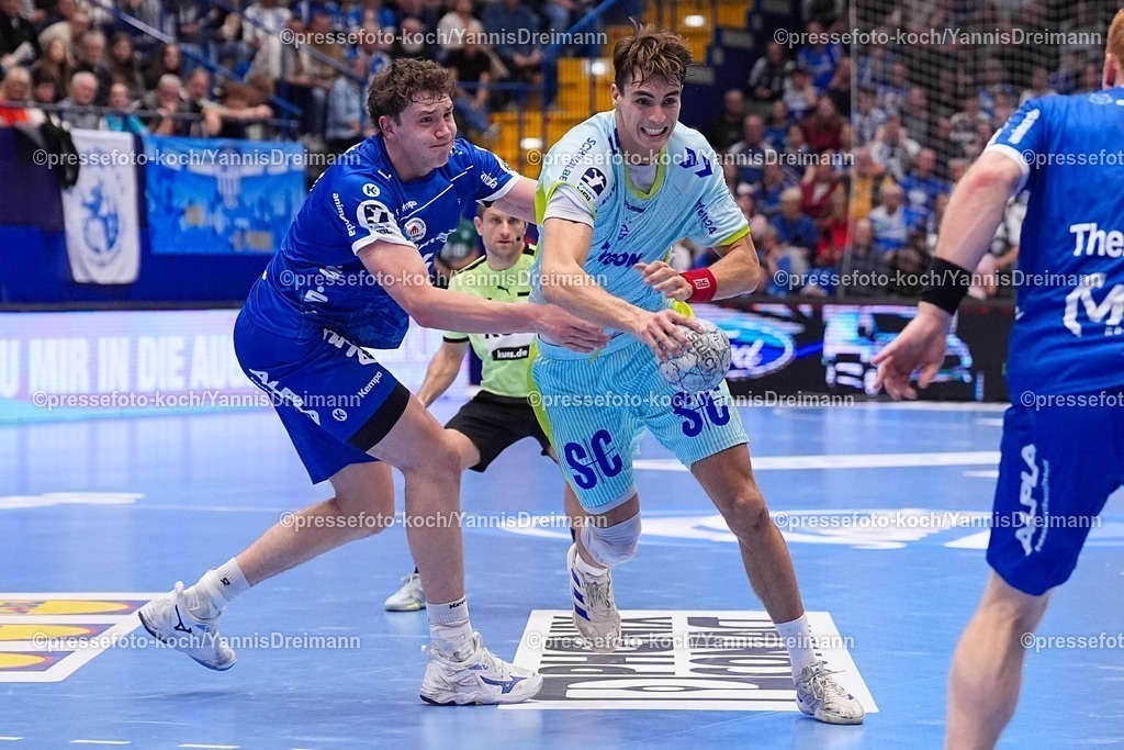 xYDRx05112501129 | 05.11.2025, xydrx, Handball, Achtelfinale DHB Pokal, TBV Lemgo Lippe - VfL Gummersbach, PHOENIX Contact-Arena: Leve Carstensen (TBV Lemgo Lippe #21) im Zweikampf gegen Miro Schluroff (VfL Gummersbach #15)