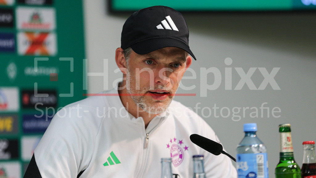 Fussball, Bundesliga, SV Werder Bremen - FC Bayern München | v.li.: Thomas Tuchel (Trainer, Cheftrainer, FC Bayern München) während der Pressekonferenz, DIE DFL-RICHTLINIEN UNTERSAGEN JEGLICHE NUTZUNG VON FOTOS ALS SEQUENZBILDER UND/ODER VIDEOÄHNLICHE FOTOSTRECKEN. DFL REGULATIONS PROHIBIT ANY USE OF PHOTOGRAPHS AS IMAGE SEQUENCES AND/OR QUASI-VIDEO.