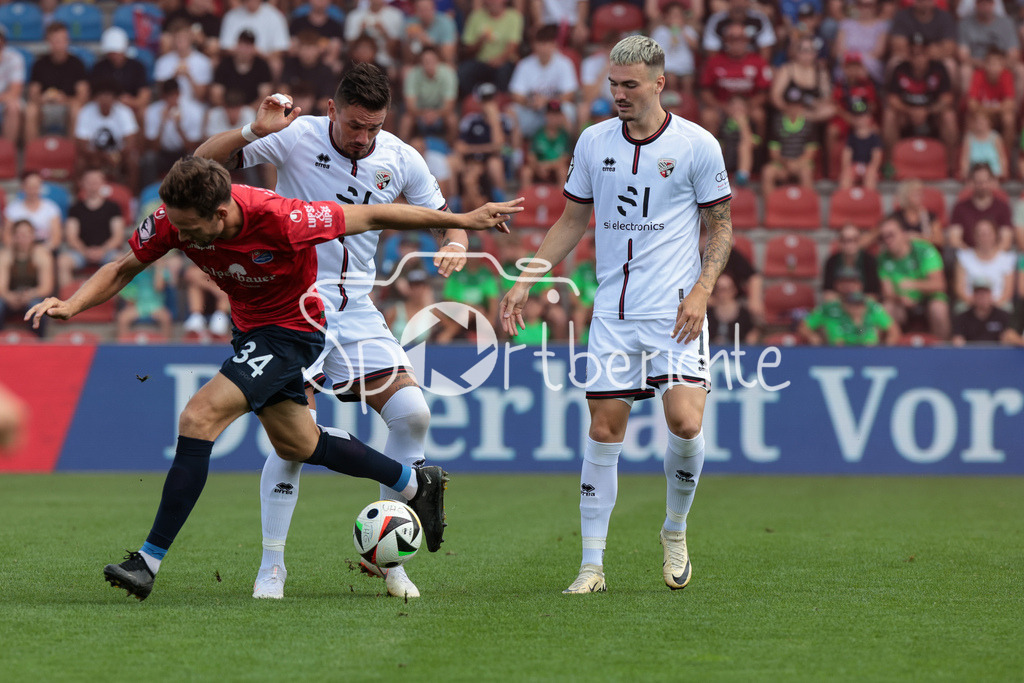 SpVgg Unterhaching - FC Ingolstadt | im Duell Tim KNIPPING (UHG #34) mit Pascal TESTROET (FCI #37) / Zweikampf / Dennis BORKOWSKI (FCI #7)