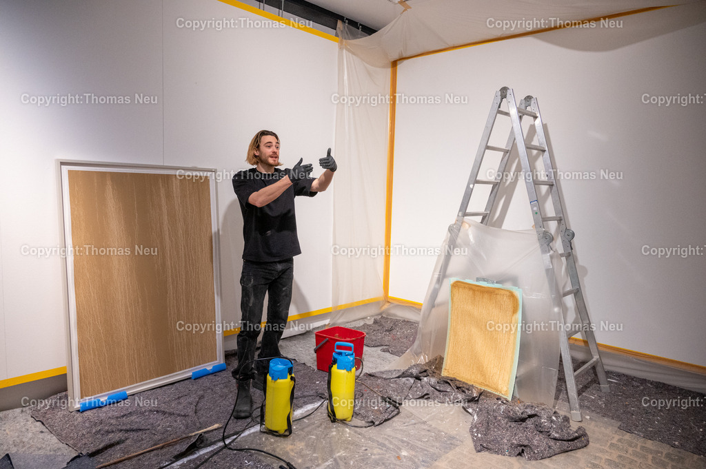 DSC_9661 | Jonas Wendelin zeigt großformatige Skulpturen und Rauminstallationen aus Ton und Lehm, basierend auf 3D‑Scans von organischen Materialien wie verrottenden Baumstämmen und archäologischen Gefäßen aus der Museums‑Sammlung. Diese Arbeiten thematisieren Material als Archiv und Informationsträger, Erosion und Zerstörung — sowohl formal als auch inhaltlich. Die Werke schaffen Spannungsfelder zwischen haptischer Realität und digitaler Wahrnehmung, und lassen Wahrnehmungskategorien wie natürlich oder künstlich verschwimmen. 
