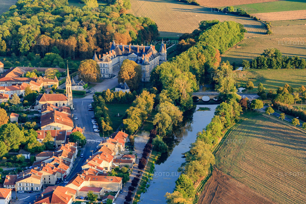 Vue aérienne: Parc et Château de Haroué à Haroué dans le département Meurthe et Moselle, France – .Photo: IMG_117904.jpg prise le 14/09/2019 par Werner Riehm/FLY-FOTO.eu – Résolution de l'original: 5407 x 3605 px –  château de Haroué