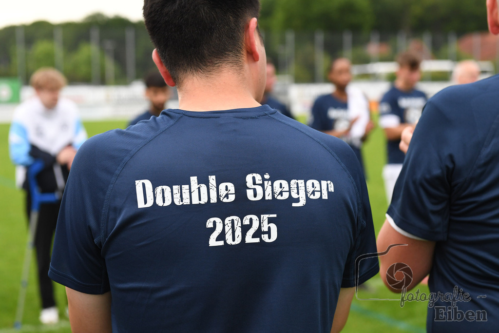 1. FC Nordenham-SV GOTANO | Kreispokal Finale Jade-Weser-Hunte 1. Mannschaften; 1.FC Nordenham (weiß)-SV GOTANO (blau) am 15.06.2025 in Rastede (Sportanlage Köttersweg), Photo: Philip Eiben 2025 - Realisiert mit Pictrs.com