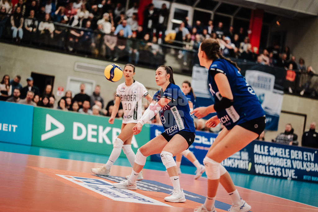 Volleyball | Frauen | Saison 2025/2026 | Volleyball Bundesliga | ETV Hamburger Volksbank Volleys vs. Binder Blaubären TSV Flacht | 06.12.2025 | Sara Marjanovic (#9, Binder Blaubären TSV Flacht) nimmt den Ball an