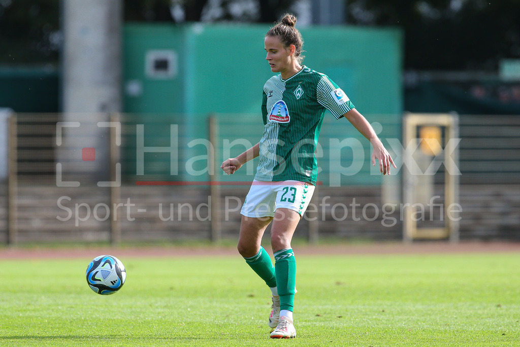 Fussball, Google Pixel Frauen-Bundesliga, SV Werder Bremen - TSG 1899 Hoffenheim | v.li.: Hanna Nemeth (SV Werder Bremen, 23) Freisteller, Einzelbild, Ganzkörper, Aktion, Action, Spielszene, DIE DFB-RICHTLINIEN UNTERSAGEN JEGLICHE NUTZUNG VON FOTOS ALS SEQUENZBILDER UND/ODER VIDEOÄHNLICHE FOTOSTRECKEN. DFB REGULATIONS PROHIBIT ANY USE OF PHOTOGRAPHS AS IMAGE SEQUENCES AND/OR QUASI-VIDEO.