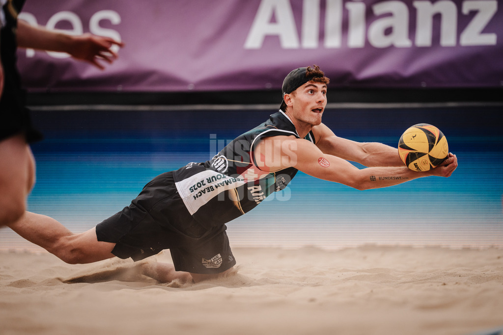 Beachvolleyball | Männer | Allianz German Beach Tour 2025 | Tourstop Berlin | 22.08.2025 | Max Just springt zum Ball