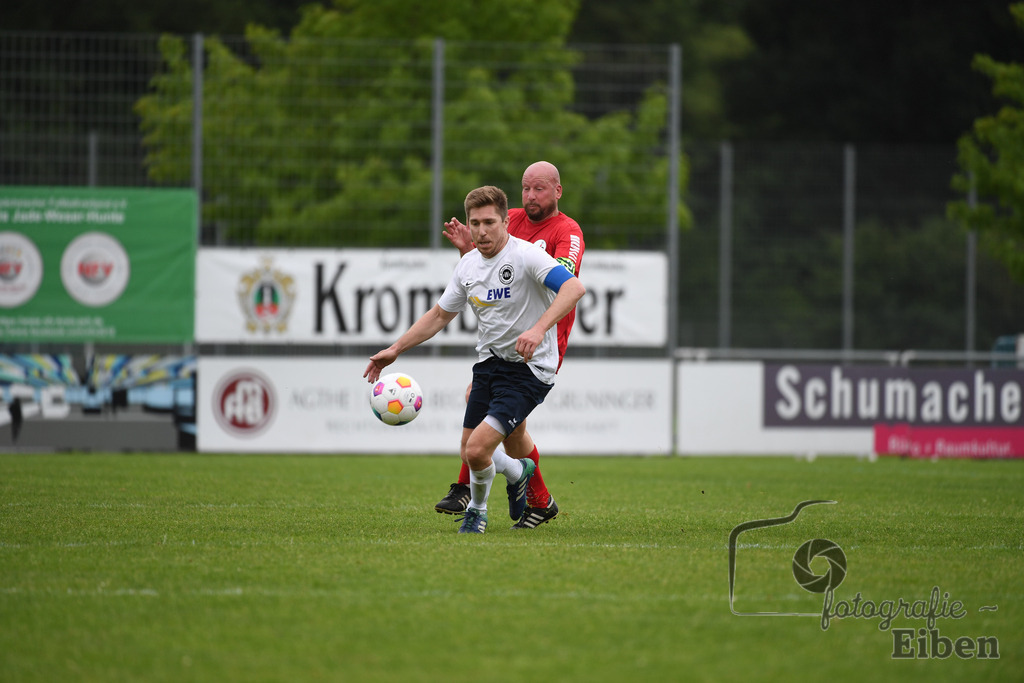 SV Brake Ü40-BW Bümmerstede (Ü40) | Kreispokal Finale Jade-Weser-Hunte Ü40; SV Brake Ü40 (rot)-BW Bümmerstede Ü40 (weiß) am 15.06.2025 in Rastede (Sportanlage Köttersweg), Photo: Philip Eiben 2025 - Realisiert mit Pictrs.com