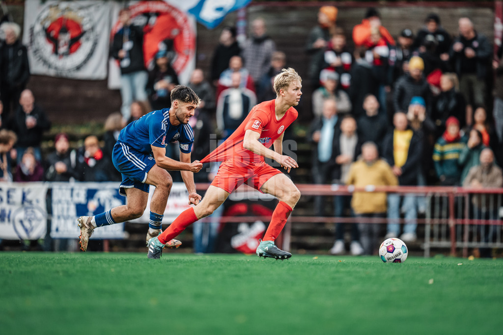 Fußball | Männer | Saison 2023/2024 | Regionalliga Nord | Eimsbütteler TV vs. Bremer SV | 29.10.2023 | v.l. Vedat Tunc (10, Bremer SV) zieht Oskar Maxim Lenz (13, Eimsbütteler TV) am Trikot