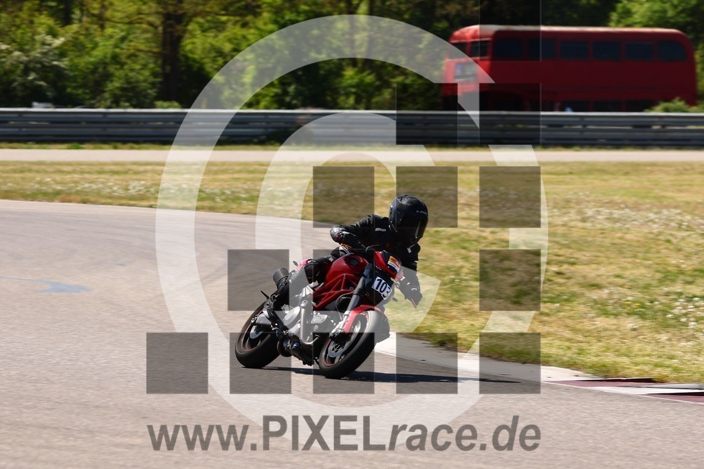 0103-20260426_02735 | Schöne Erinnerungen an spannende Momente - das festzuhalten ist unser Job. PIXELrace.de ist seit 2003 auf den Rennstrecken Europas unterwegs um die Action draußen beim Fahren und die wunderbare Stimmung imm Fahrerlager für euch einzufangen.
