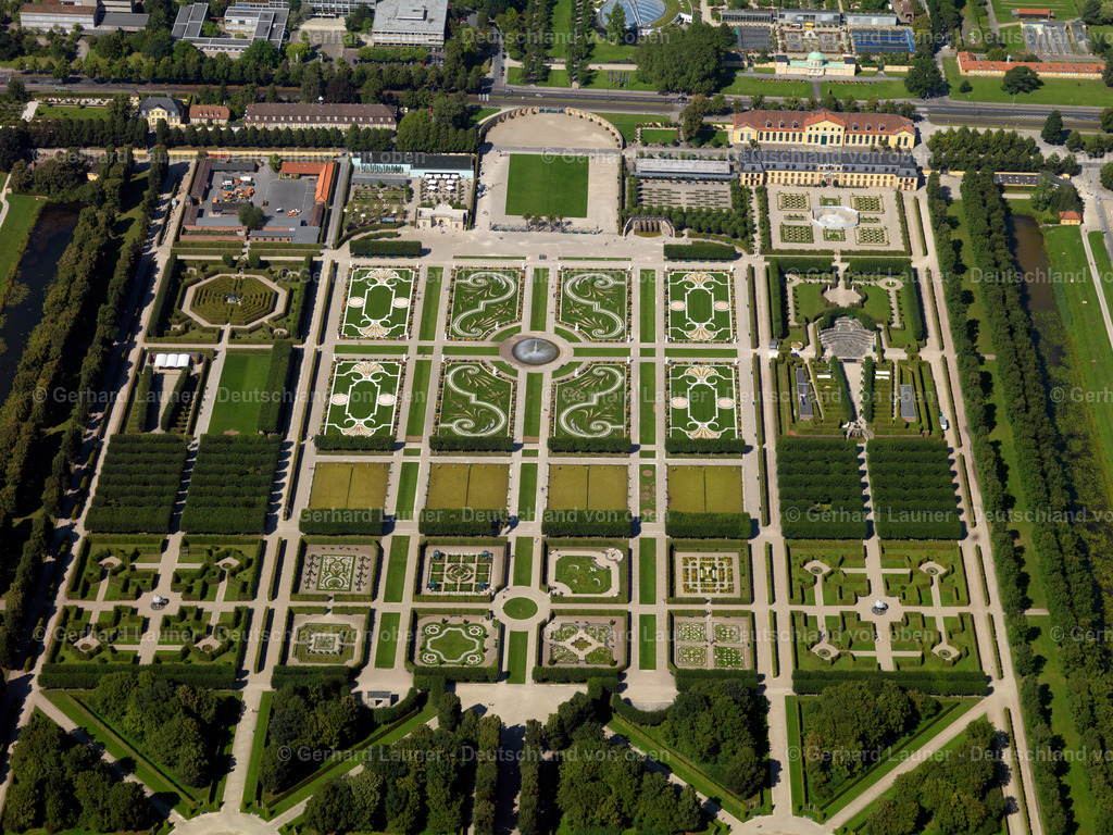 2787059 | HANNOVER 02.06.2020 Der Große Garten im Stadtteil Herrenhausen in Hannover im Bundesland Niedersachsen. Der Barockgarten an der Herrenhäuser Straße wurde im 17. Jahrhundert errichtet und besteht aus vielen Broderiemustern und der zentral gelegenen Glockenfontäne. // The big garden in the part of town of Herrenhausen in Hannover in the federal state Lower Saxony. The baroque garden in the mansions street was established in the 17th century and exists of many Broderie scrutinise and the centrally situated bell jet. Foto: Gerhard Launer