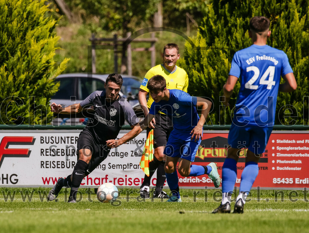 2023-08-12_057_FC_Langengeisling_gegen_ESV_Freilassing | Erding, Deutschland, 12.08.2023:
Fußball, Bezirksliga Oberbayern Ost 2023 / 2024, 4. Spieltag, FC Langengeisling gegen ESV Freilassing, Endergebnis: 2:1

Maximilian Hintermaier (FC Langengeisling, #13), David Scheuerer (ESV Freilassing, #12)

Foto: Christian Riedel / fotografie-riedel.net
