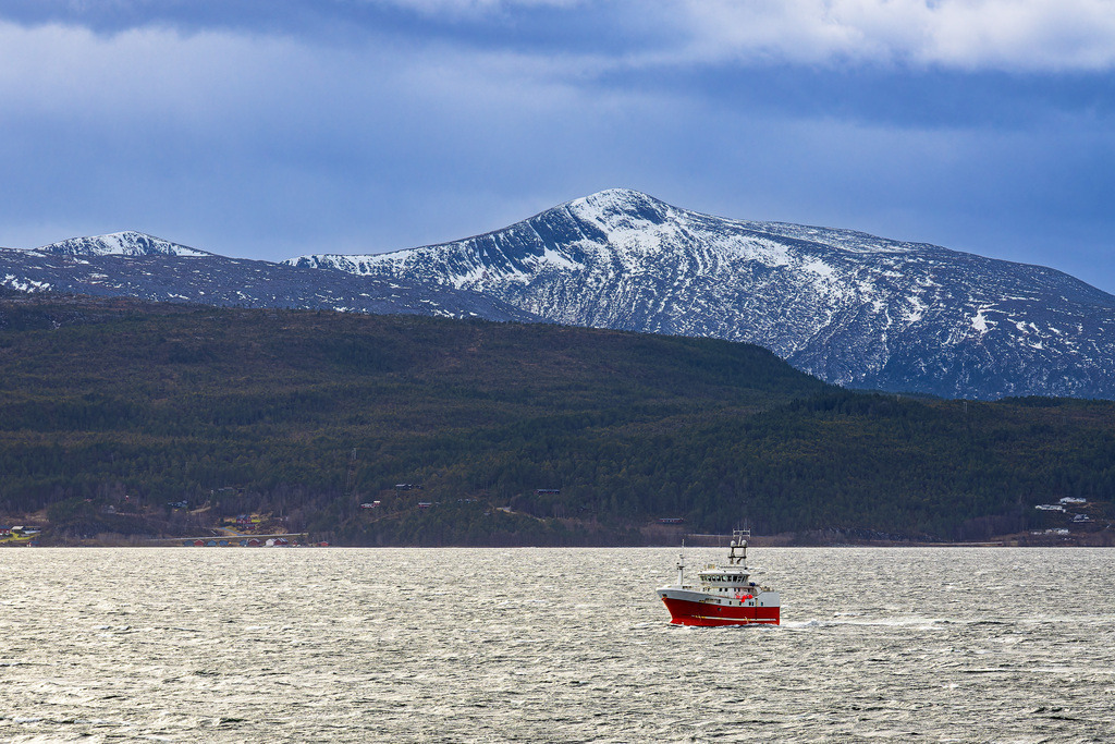 Berge, Felsen und Fischerboot im Winter in Norwegen | Berge, Felsen und Fischerboot im Winter in Norwegen.