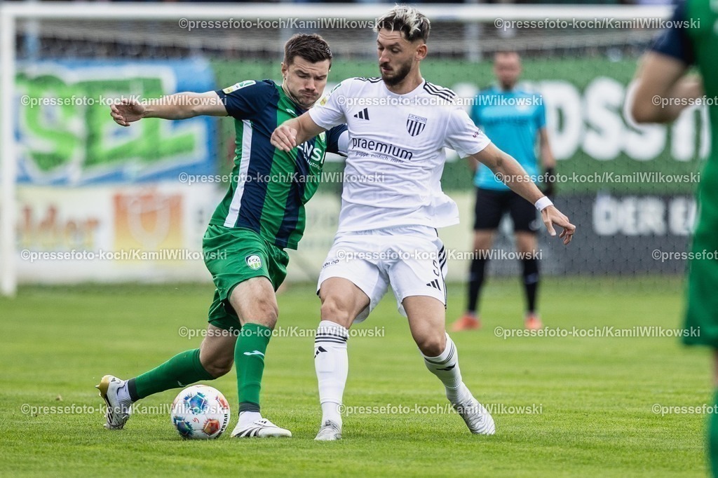 xKWI02082501029 | 02.08.2025, xkwix, Fußball, Regionalliga West, FC Gütersloh - 1. FC Bocholt, Ohlendorf Stadion im Heidewald: Björn Rother ( FC Gütersloh #6 ) im Zweikampf gegen Cedric Euschen (1.FC Bocholt #9)