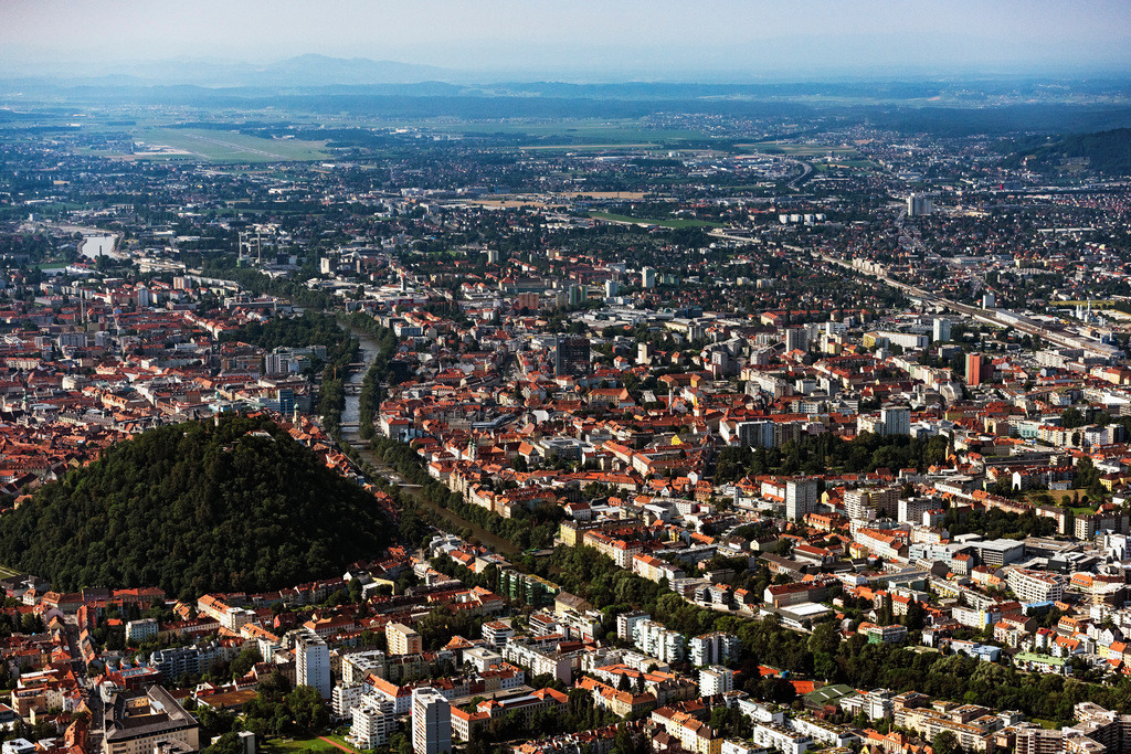 dr__0025623.jpg | GRAZ 25.06.2019 Altstadtbereich und Innenstadtzentrum mit dem Schlossberg am Flussverlauf der Mur in Graz in Steiermark, Österreich. // Old Town area and city center with dem Schlossberg on Flussverlauf of Mur in Graz in Steiermark, Austria. Foto: Daniel Reiter