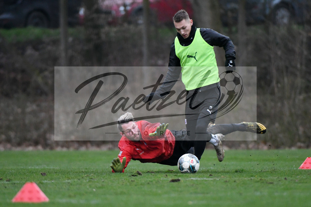 20200220_TRAOSN_0015 | Fussball, Herren: Torhueter Philipp Kuehn (VfL Osnabrueck) und Sven Koehler (VfL Osnabrueck) im Zweikampf waehrend der Trainingseinheit des VfL Osnabrueck im Sportpark Illoshoehe am 20.02.2020 in Osnabrueck, Deutschland. - Realisiert mit Pictrs.com