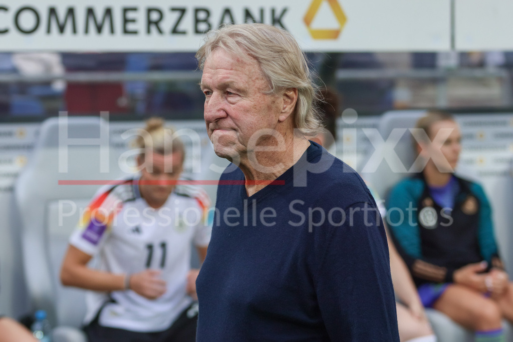 Fussball, EM-Qualifikation Frauen, Deutschland - Österreich | v.li.: Horst Hrubesch (Bundestrainer, Trainer, Deutschland, DFB) Portrait, Nahaufnahme, Einzelfoto, Einzelbild