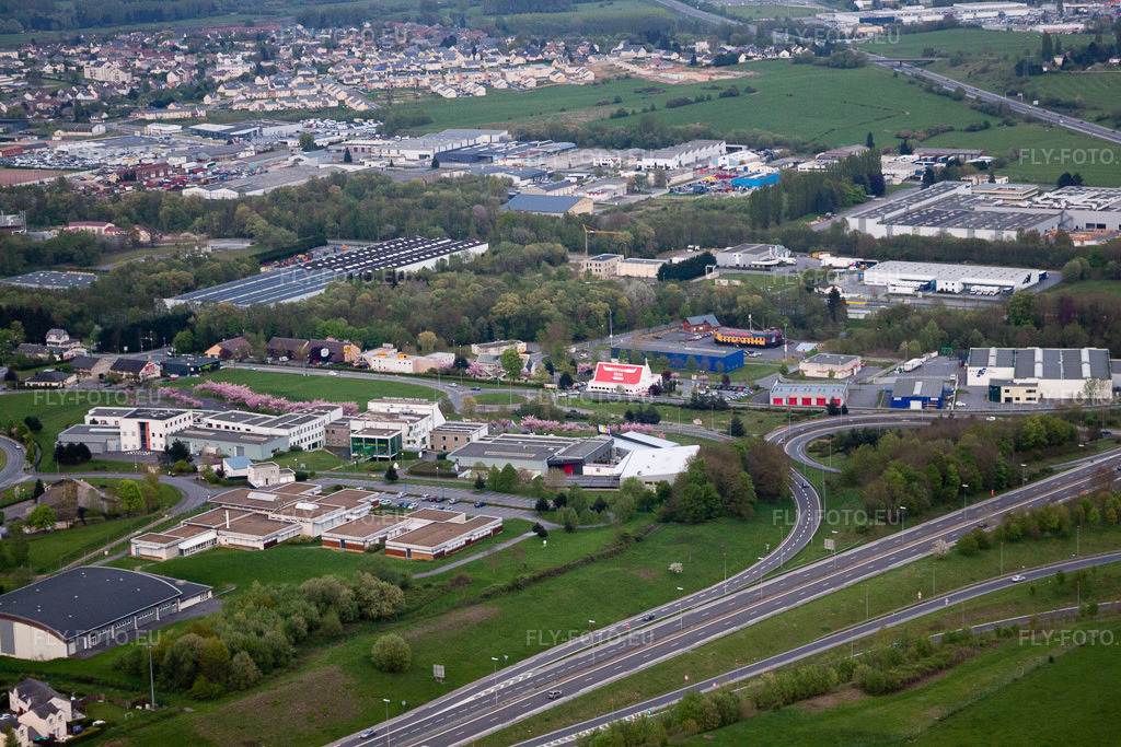 Vue aérienne: Vue de la ville à La Francheville dans le département Ardennes, France. Photo: IMG_39873.jpg prise le 16/04/2011 par Werner Riehm/FLY-FOTO.euRésolution de l'original: 4752 x 3168 px