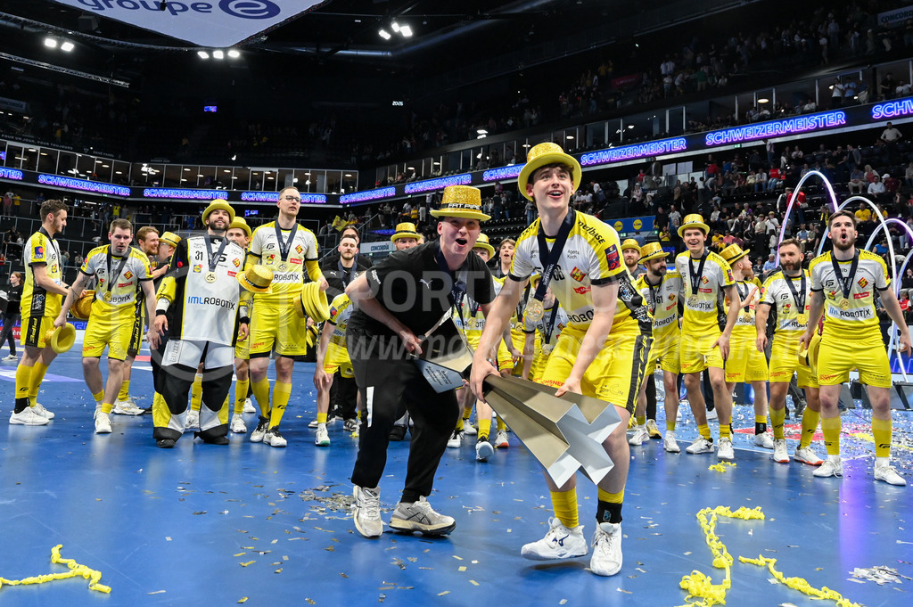 Zug United - HC Rychenberg - 25. April 2026 | Loic Amman und Kimmo Reich (#66 HC Rychenberg Winterthur) mit Pokal am L-UPL Superfinal-Spiel zwischen Zug United und HC Rychenberg am 25. April 2026 in der BCF Arena, Fribourg, Schweiz.Bild: Sportfotografie Markus Aeschimann | www.markus-aeschimann.ch - Realisiert mit Pictrs.com