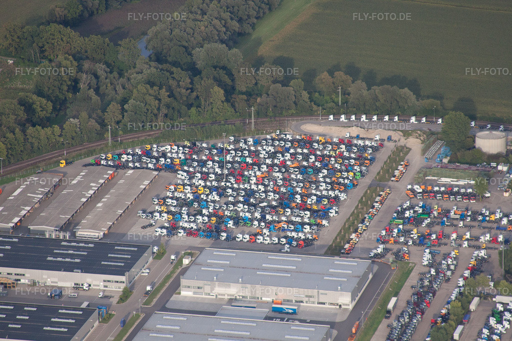 Luftbild: Daimler LKW-Abstellplätze in Wörth am Rhein im Bundesland Rheinland-Pfalz in Deutschland. Foto: IMG_44973.jpg vom 03.09.2011 durch Werner Riehm/FLY-FOTO.de