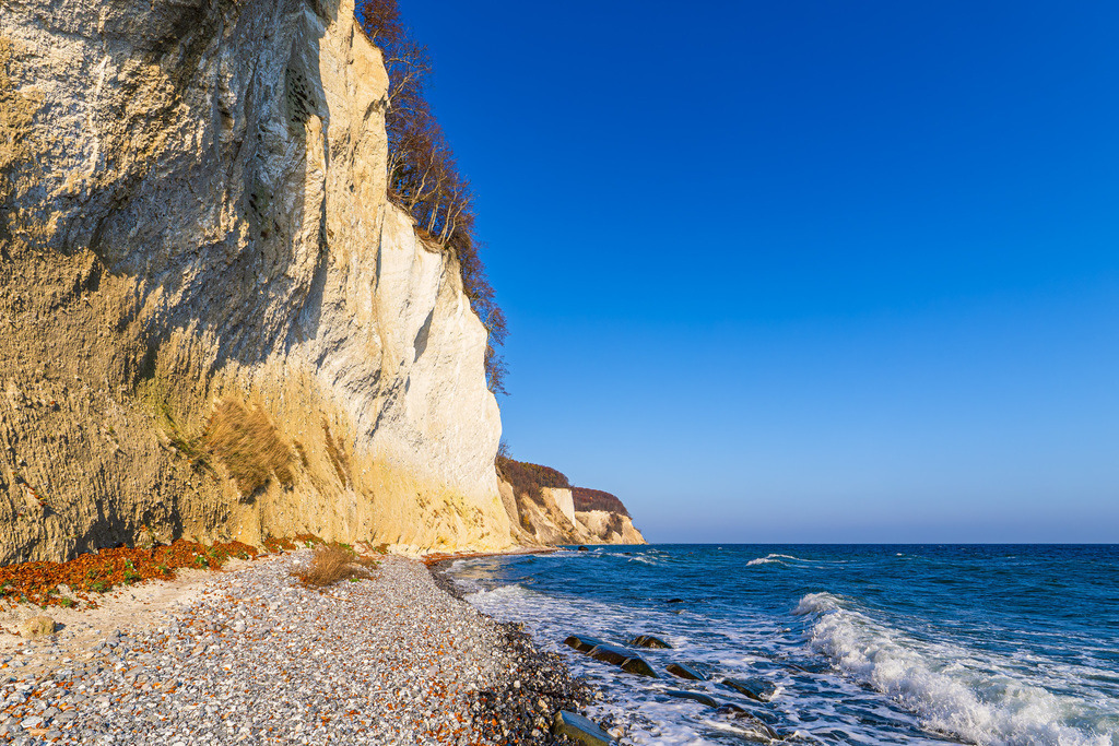Kreidefelsen im Herbst an der Küste der Ostsee auf der Insel Rügen | Kreidefelsen im Herbst an der Küste der Ostsee auf der Insel Rügen.