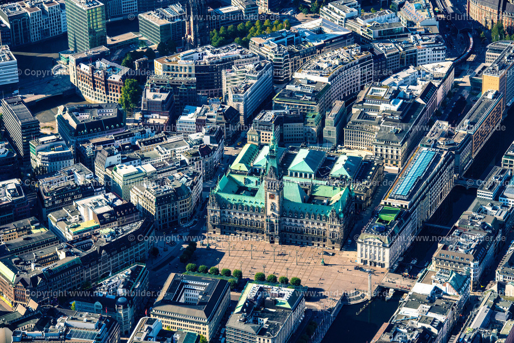 Hamburg_Mitte_Rathaus_ELS_1939220922 | HAMBURG 22.09.2022 Gebäude des Rathauses der Stadtverwaltung am Marktplatz der Innenstadt in Hamburg, Deutschland. // Town Hall building of the City Council at the market downtown in Hamburg, Germany. Foto: Martin Elsen