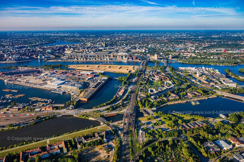 Hamburg_Rothenburgsort_Veddel_Kleiner_Grasbook_Baakenhafen_Elbbbrücken_ELS_3977190925 | HAMBURG 19.09.2025 Stadtansicht mit Gleisen und Hafenanlagen " Auf der Veddel " am Ufer des Flußverlaufes Elbe am Brückenbauwerk der Elbbrücken - Norderelbbrücke - Freihafenelbbrücke im Ortsteil Veddel in Hamburg, Deutschland. // City view with railway tracks and port facilities "Auf der Veddel" on the banks of the Elbe River at the bridge structure of the Elbbruecken - Norderelbbruecke - Freihafenelbbruecke in the district of Veddel in Hamburg, Germany. Foto: Martin Elsen