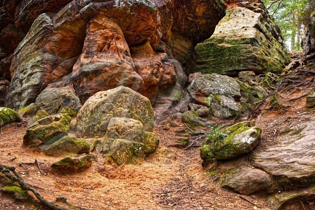 NatureArt-REDURBAN_2213a | Schlafend zwischen den Steinen | #007 | Modell: Carolina | Foto: Michael Zöphel - Realisiert mit Pictrs.com